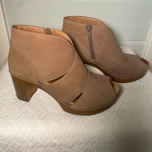 Dansko Delphina Nubuck Milled Taupe size 40